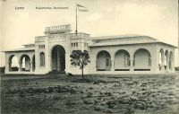 Lomé, Kaiserliches Zollamt  - Le bureau impérial des douanes, il est situé au bout du wharf allemand. Les voies ferrées, dans l’axe du débarcadère, passent devant. Construit en 1903, le bâtiment des Douanes est démoli en 1983.